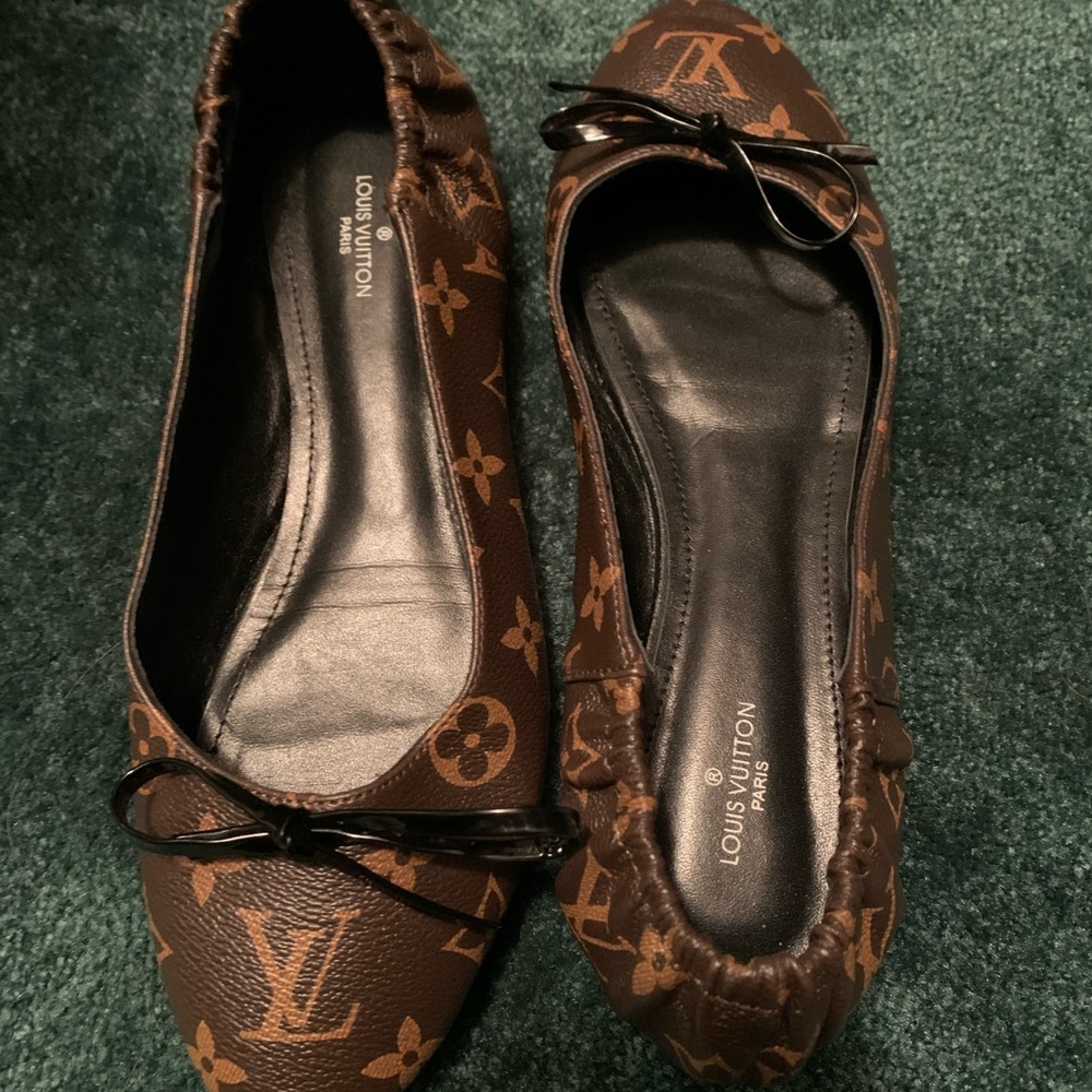 LV woman’s shoes size 39